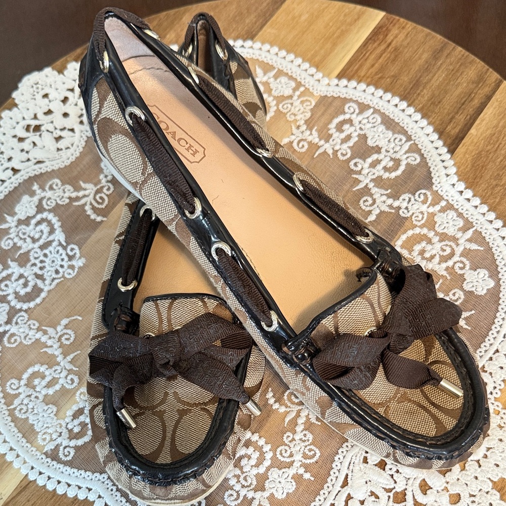 Coach Brown Signature Canvas Bow Loafers - Brown/Tan. 8.5B